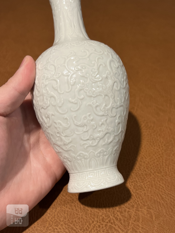 清乾隆 白釉模印夔龙纹瓶 - 图6